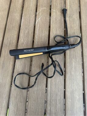 Revlon Ceramic Flat Iron Hair Straightener Adjustable Heat 455°F